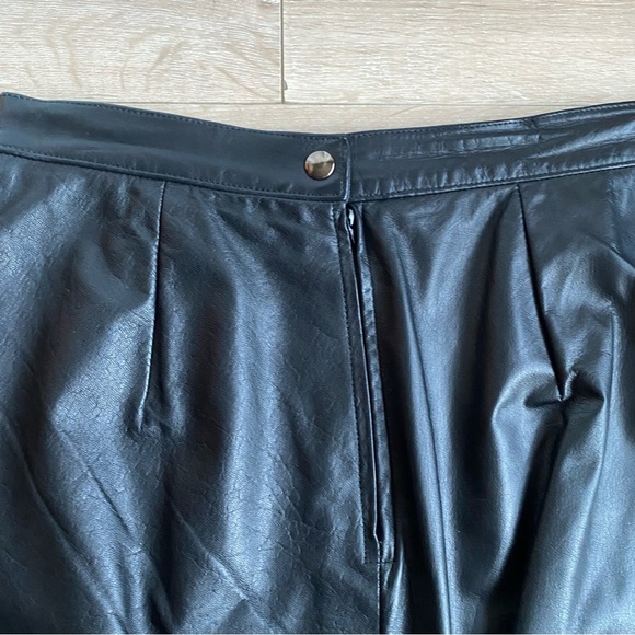 Vintage Leather pencil skirt by Sterling Stall made in Canada - Picture 4 of 7